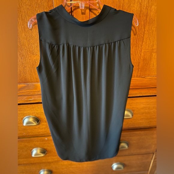 🖤🖤 𝙻𝙾𝙵𝚃 Split V Sleeveless Top - Picture 4 of 4